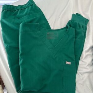 Men’s Figs scrubs set:
- medium top 1 pocket
- medium (tall) jogger pants